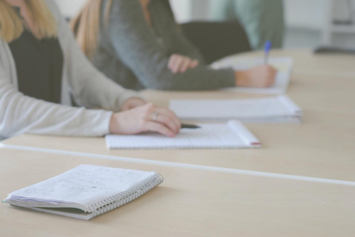Équipe travaillant sur la terminologie financière dans nos bureaux à Rennes